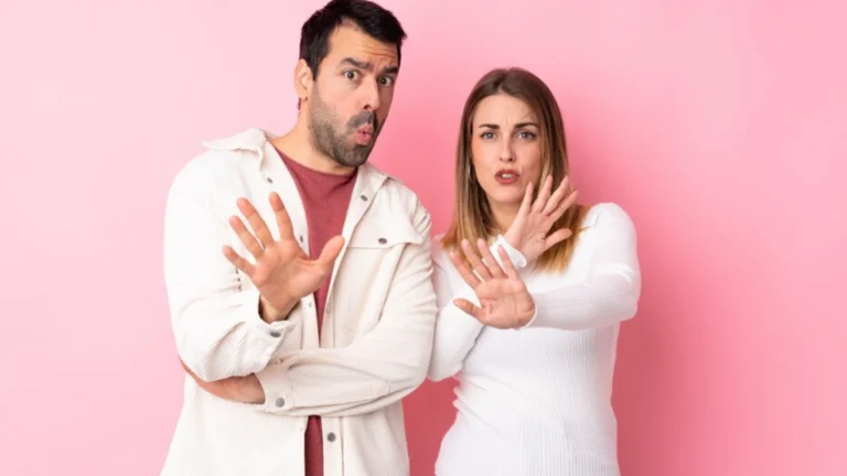 Worst rizz lines to avoid 5 Couples notifying to users about worst rizz lines